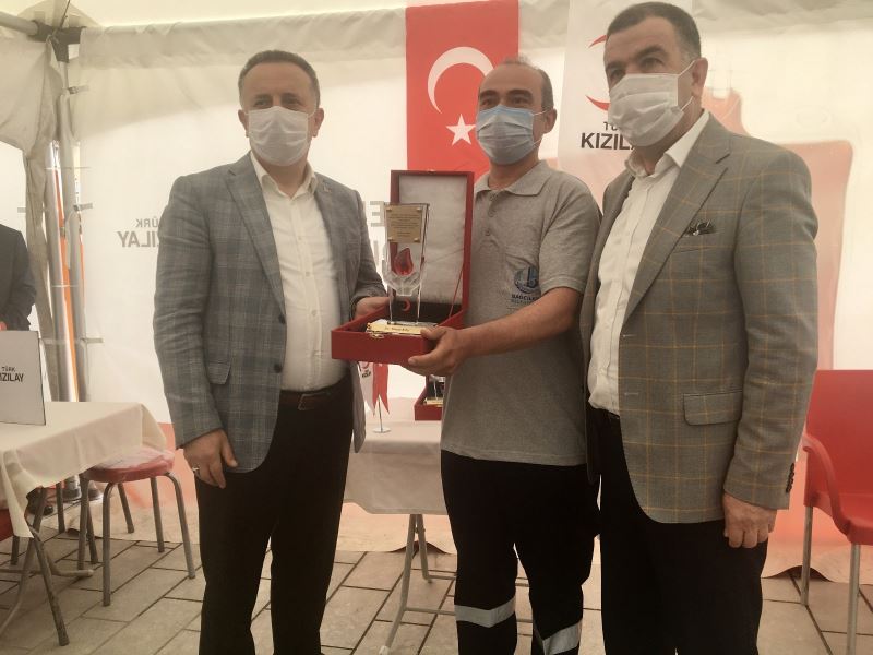 Bağcılar’da Kan bağışçılarına plaket takdim edildi
