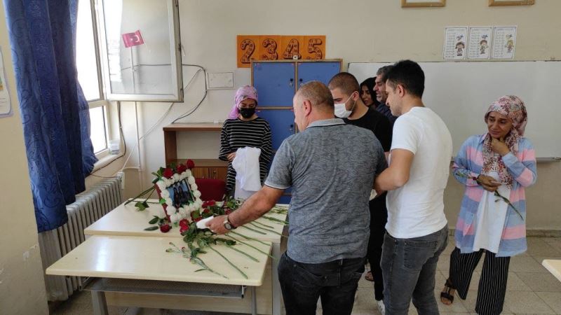 Mardin’deki kazada hayatını kaybeden öğretmenler için okullarında anma programı düzenlendi

