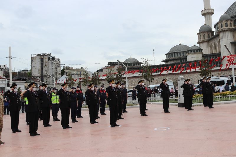 Jandarma’nın 182’nci kuruluş yılında Taksim Cumhuriyet Anıtı’na çelenk bırakıldı
