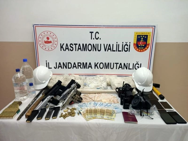 “Kamu görevlisiyiz” diyerek köylüleri kandıran ve kaçak kazı yapan şüpheliler adliyeye sevk edildi
