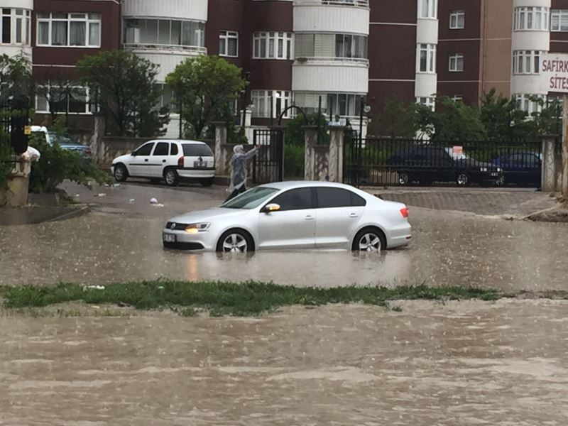Ankara’da yağmur yağışı sonrası yollar havuza döndü
