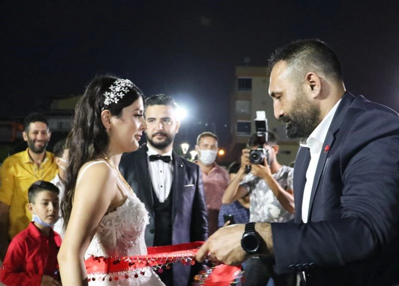 Amca istedi, Başkan Yılmaz gelinin kuşağını bağladı
