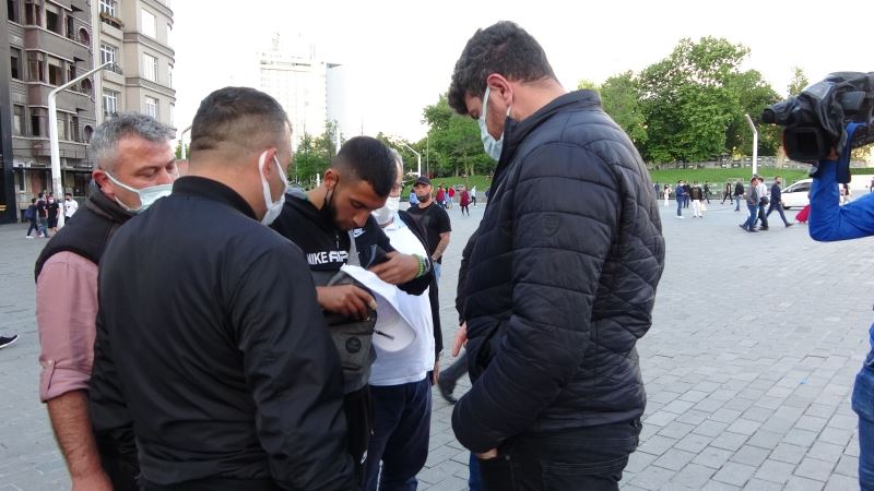 Taksim’de fahiş fiyatla parfüm satanları polis ve zabıta ekipleri yakaladı
