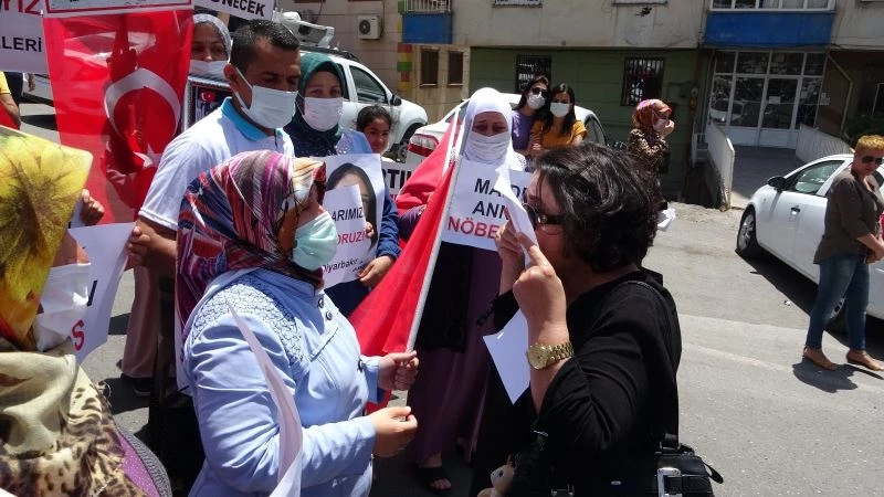 Almanya’da evlat nöbetini tek başına sürdürüyordu, Diyarbakır’a gelip HDP önündeki ailelerle buluştu
