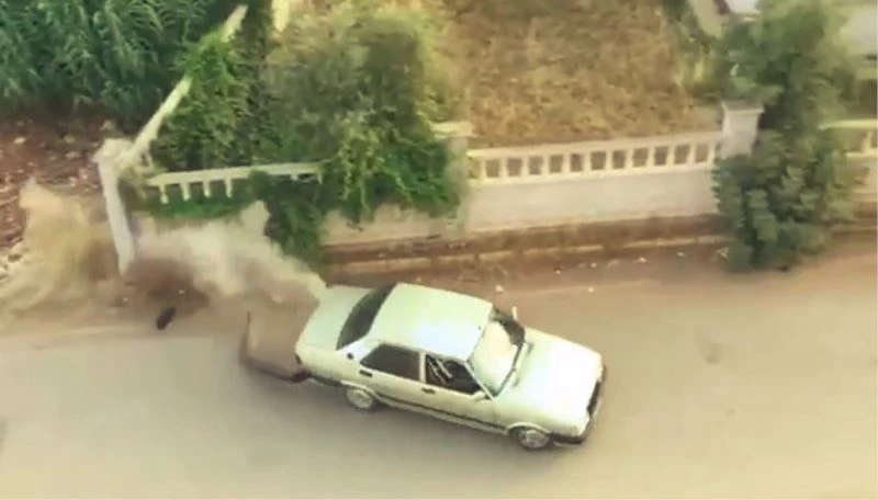 Drift yaparken köpeği görüp kontrolden çıktı, duvara çarparak durabildi
