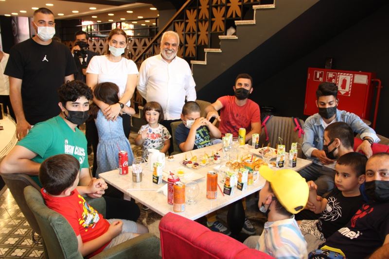 Pandemiye rağmen İstanbul’da 8’inci şubesini açan Hacıbaba Pastanelerinin şeref konuğu otizmli çocuklar oldu
