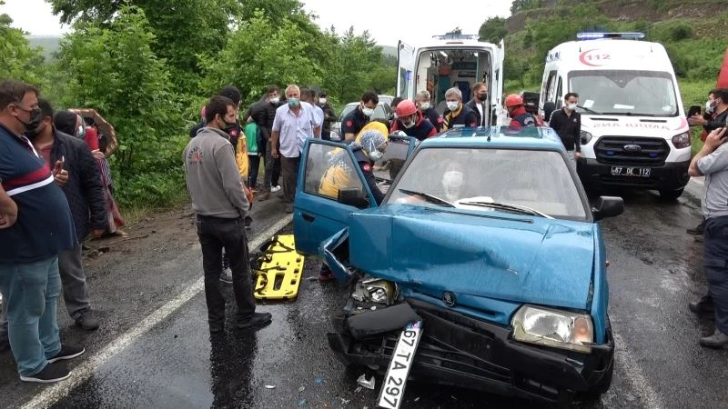 Otomobilde sıkışan iki kişi acı içerisinde kurtarılmayı bekledi
