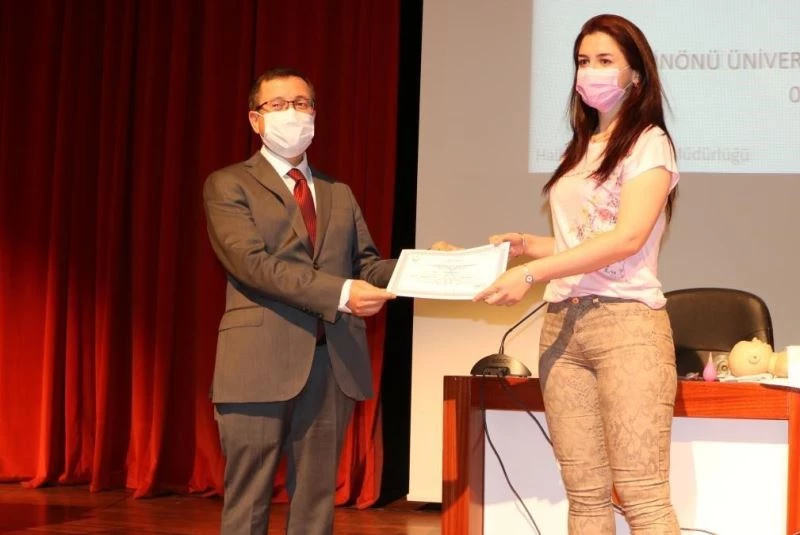 Yeni Doğan Canlandırma Programı’na katılanlara sertifika
