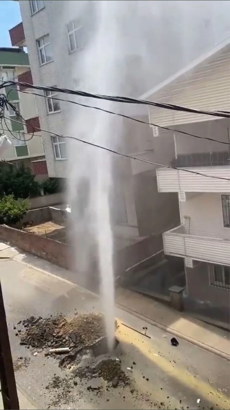 (Özel) Pendik’te çalışma yapılırken su borusu patladı; tazyikli su apartmanın yüksekliğine ulaştı
