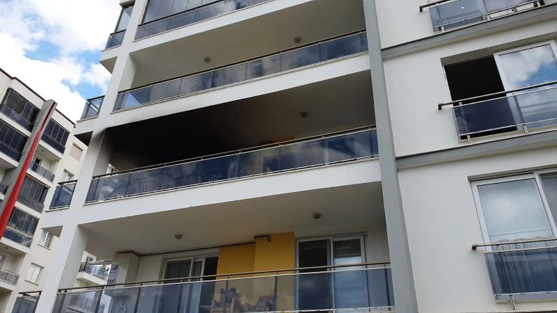 Alevlerden pencereden atlayıp kurtuldu
