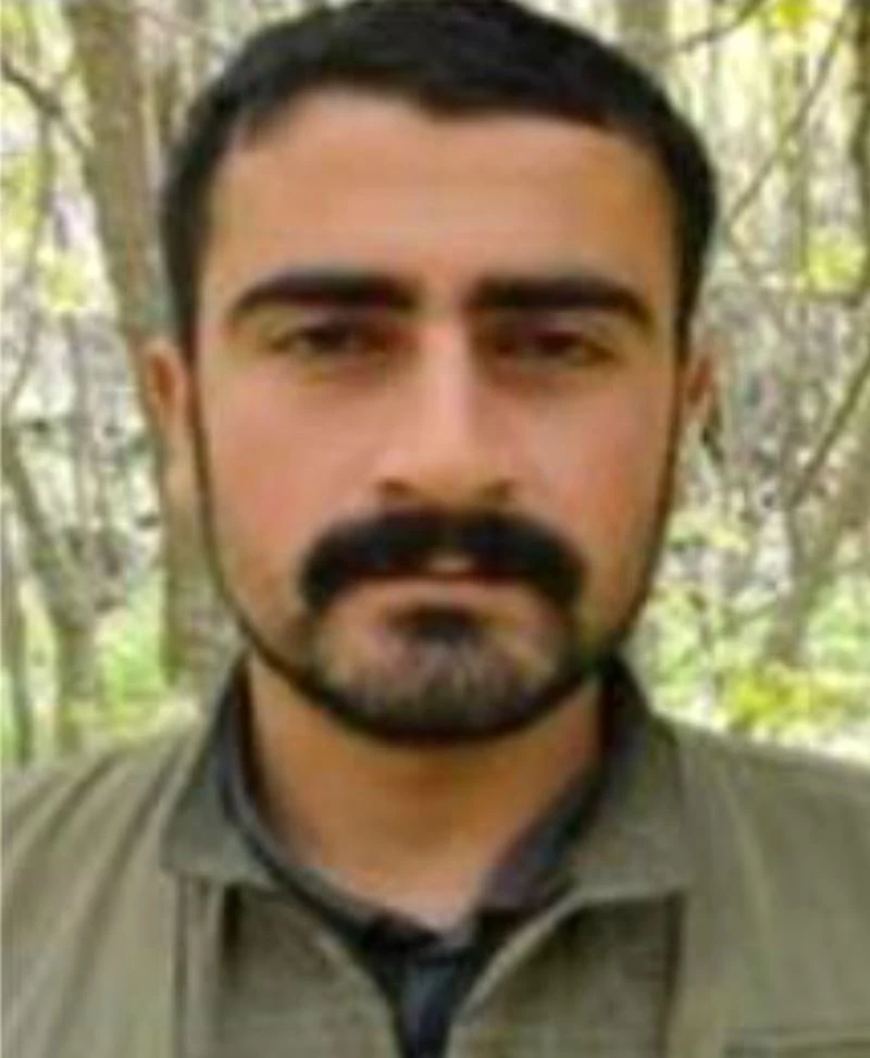 Turuncu kategoride yer alan, bölücü terör örgütünün sözde Garzan eyalet sorumlusu Zerdaşt-Navdar kod adlı Samet İçyer etkisiz hale getirildi.
