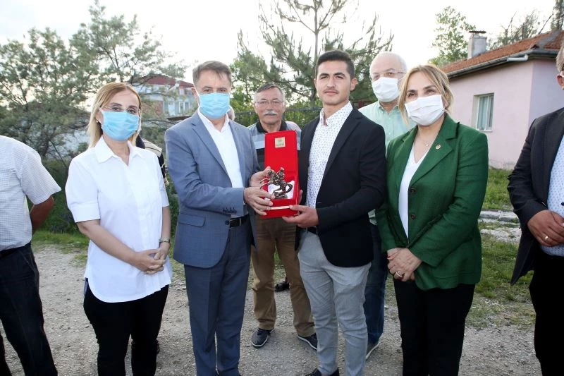 Başkan Deveci’den Türkiye’nin en genç muhtarının vizyonuna övgü
