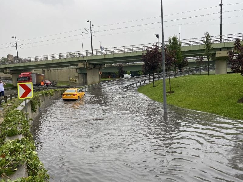 İstanbul’da aniden bastıran yağmurda Topkapı Varyant altı sular altında kaldı
