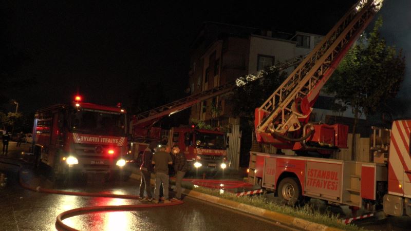Sancaktepe’de içinde tüplerin bulunduğu palet deposu yandı, mahalleli sokağa döküldü
