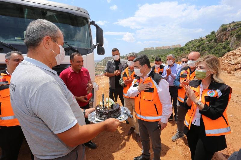 Başkan Tütüncü’ye, belediye işçilerinden doğum günü sürprizi
