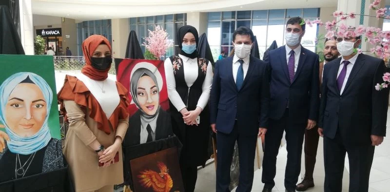 Pandemi süresince uzaktan eğitim döneminde evde yaptıkları resimleri sergilediler
