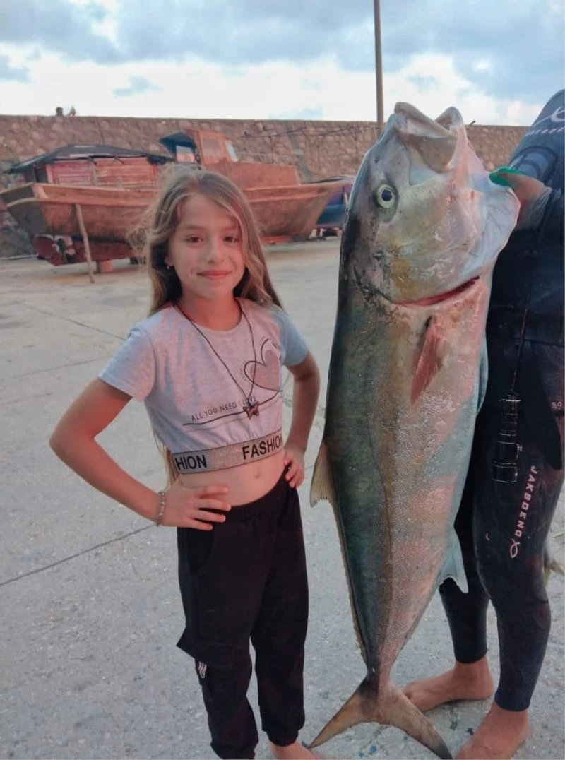 Zıpkınla 37 kiloluk akya balığı yakaladı
