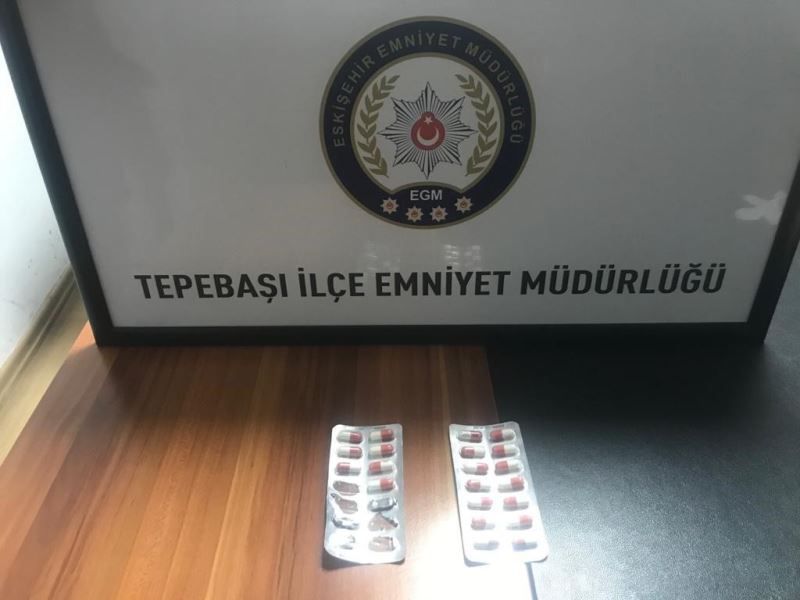 Uyuşturucu hapları kaçtıkları araçtan atsalar da polise yakalanmaktan kurtulamadılar
