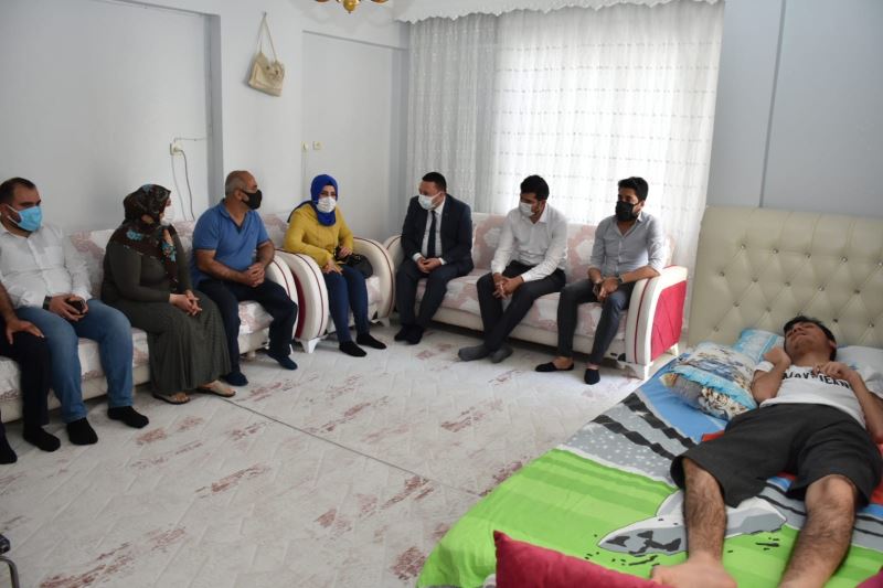 Başkan Beyoğlu’ndan SSPE hastası Ferhat’a moral ziyareti
