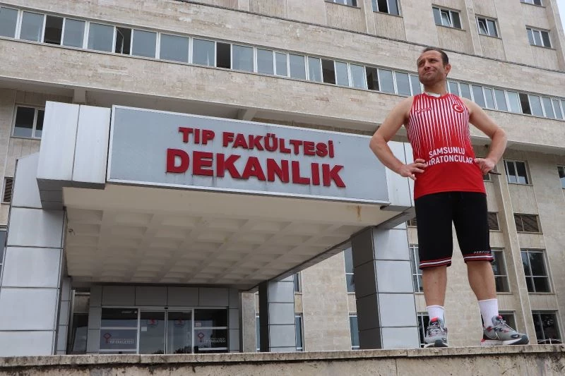 Sağlık çalışanı 19 kilometre uzaklıktaki iş yerine koşarak gidip geliyor
