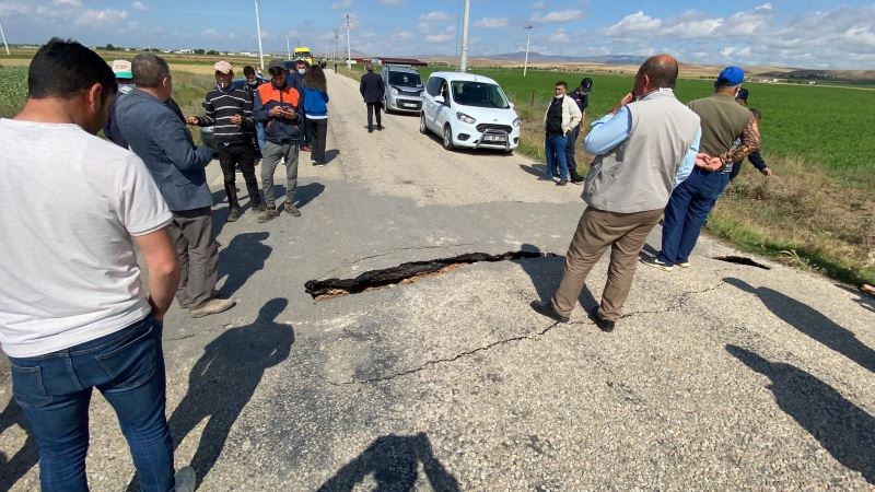 Çöken ve yarıklar oluşan yolda az kalsın facia yaşanacaktı
