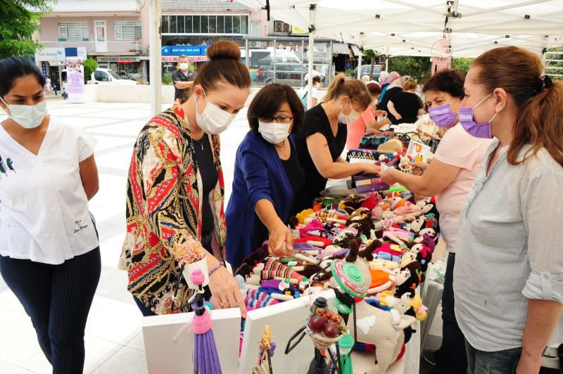 Balçovalı kadınların el emeği göz nuru ürünleri satışa çıktı
