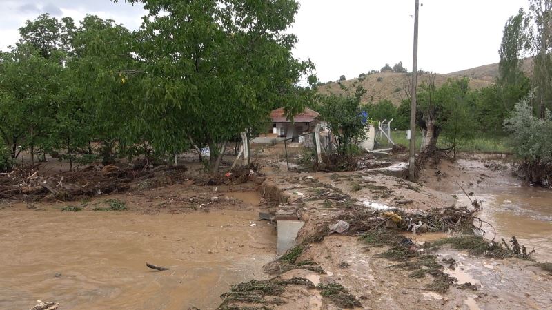 Kırıkkale’de sağanak dereleri taşırdı, baskınlara yol açtı
