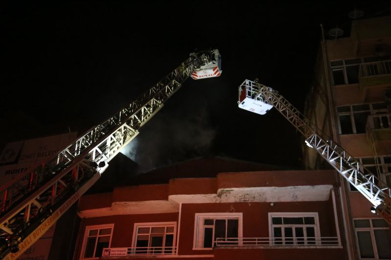 Çatı katında çıkan yangın yanındaki binalara sıçradı, mahalleli sokağa döküldü
