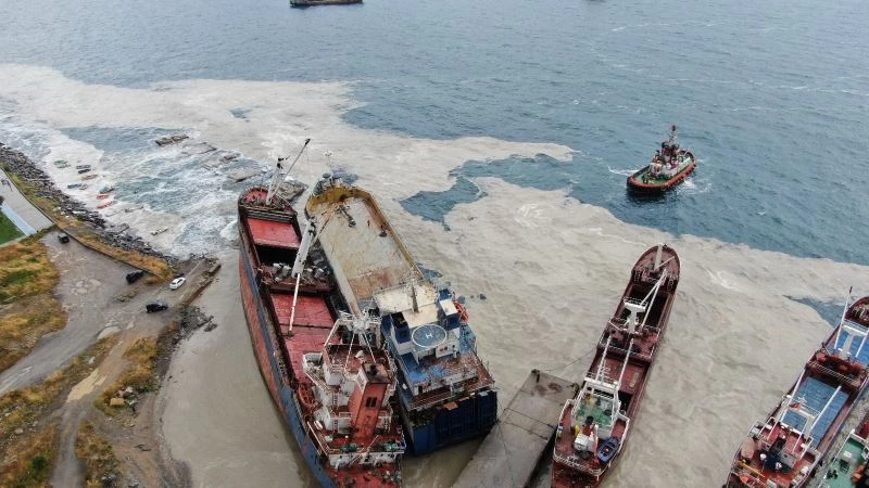 Kartal’da halatı kopması sonucu başka bir gemiye çarpan gemi, drone ile havadan görüntülendi.
