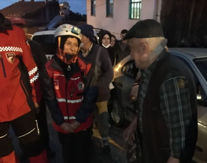 2 saat sonra ormanda bulunan yaşlı adam sevinçle karşılandı
