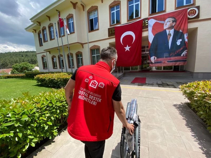 Bütün bina girişlerine yaşlı ve engelli vatandaşlar için tekerlekli sandalye konuldu
