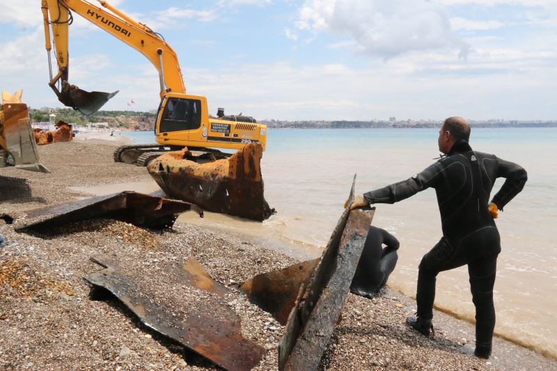 (Özel) Dünyaca ünlü plajdaki 83 yıllık batık gemi karaya çıkarıldı
