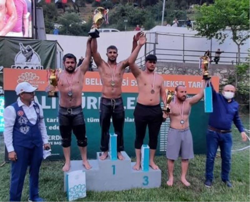 İzmitli güreşçi Bursa’da şampiyonluk kupasını kaldırdı

