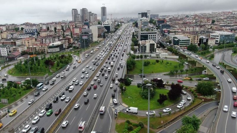 Anadolu yakasında sağanak yağış trafiğe neden oluyor
