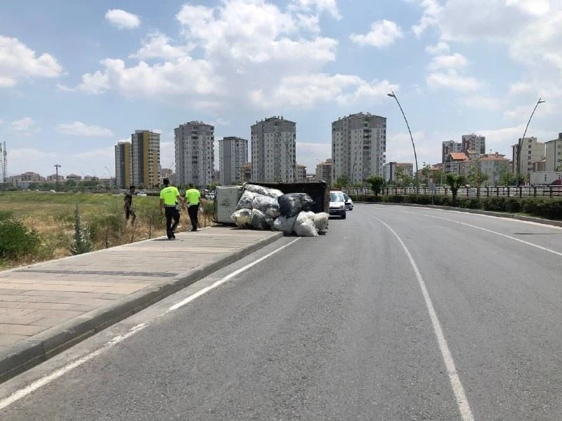 Virajı alamayan elyaf yüklü kamyonet devrildi: 1 yaralı
