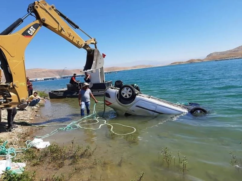 El frenini çekmeyi unutunca yeni aldığı aracı baraja gömüldü
