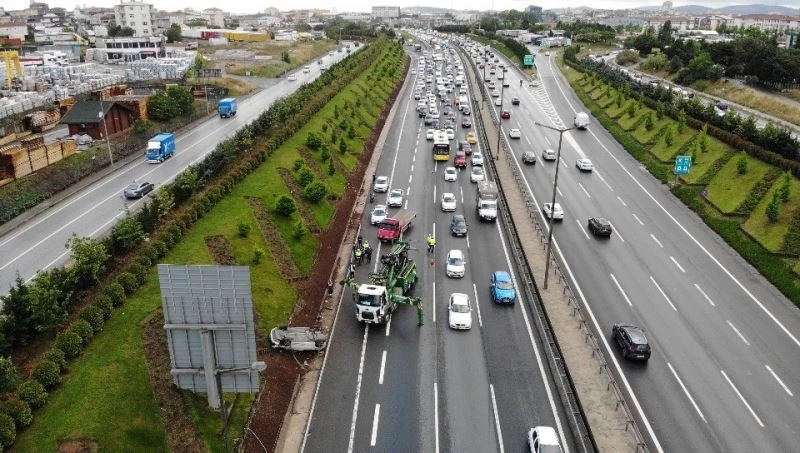 Sancaktepe TEM’de otomobil takla attı, uzun araç kuyrukları oluştu
