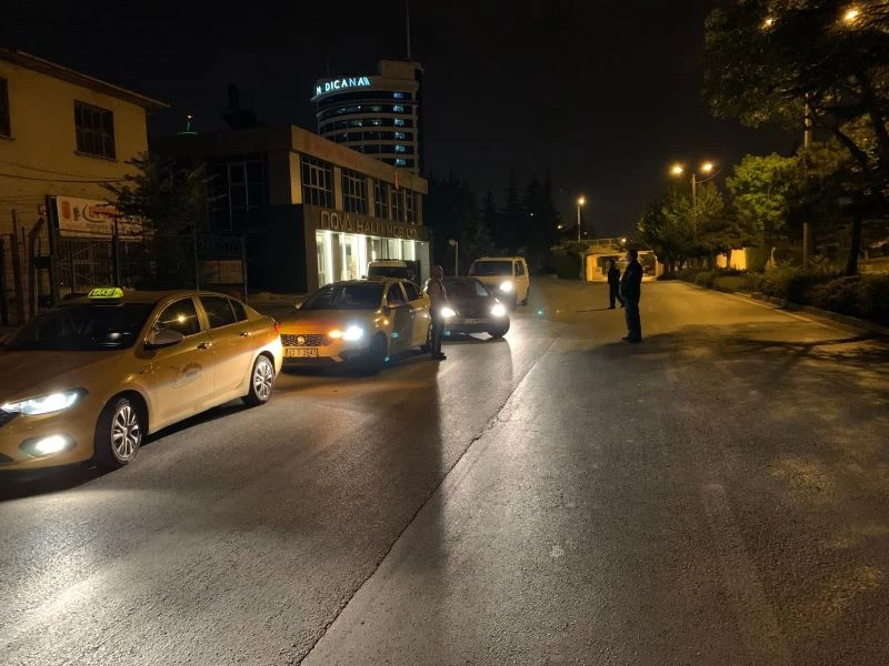 Kısıtlamada sokağa çıktılar, rahat tavırlarıyla dikkat çektiler
