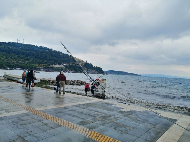 Erdek’te şiddetli lodos teknelere zarar verdi
