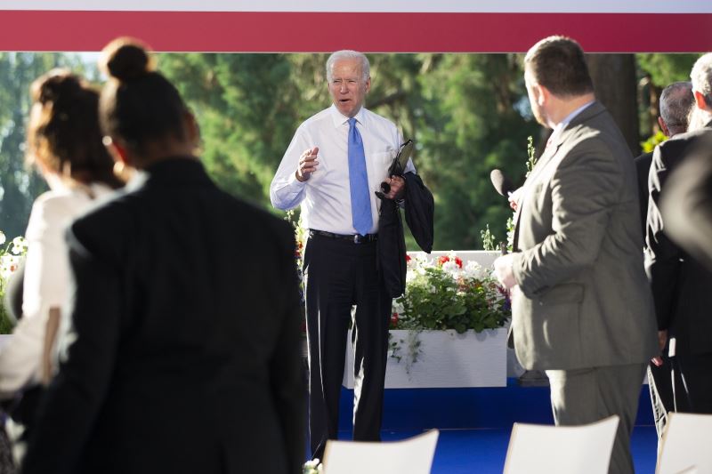 Biden, ısrarla soru soran muhabiri azarladı
