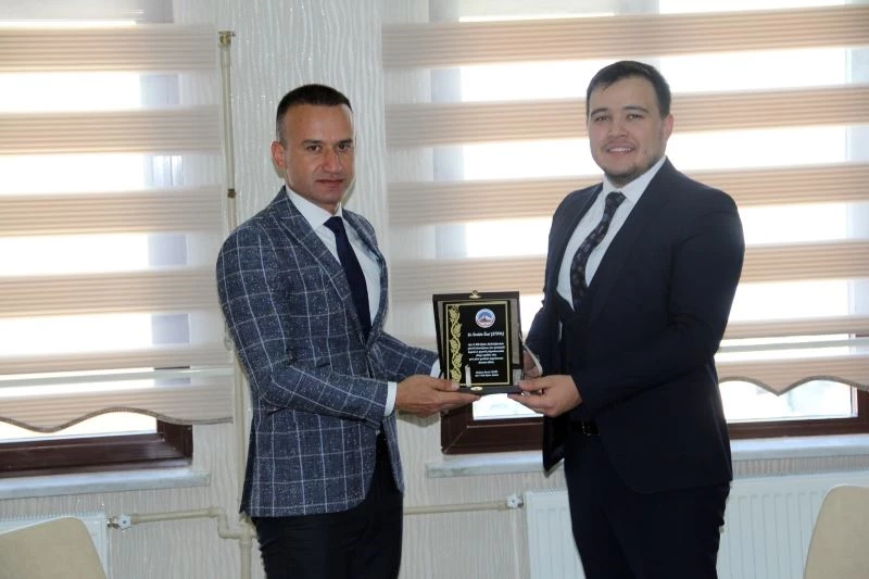 Ağrı’da kurum avukatına veda yemeği
