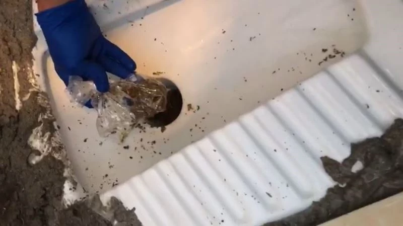 Uyuşturucuyu tuvalet deliğine saklamışlar
