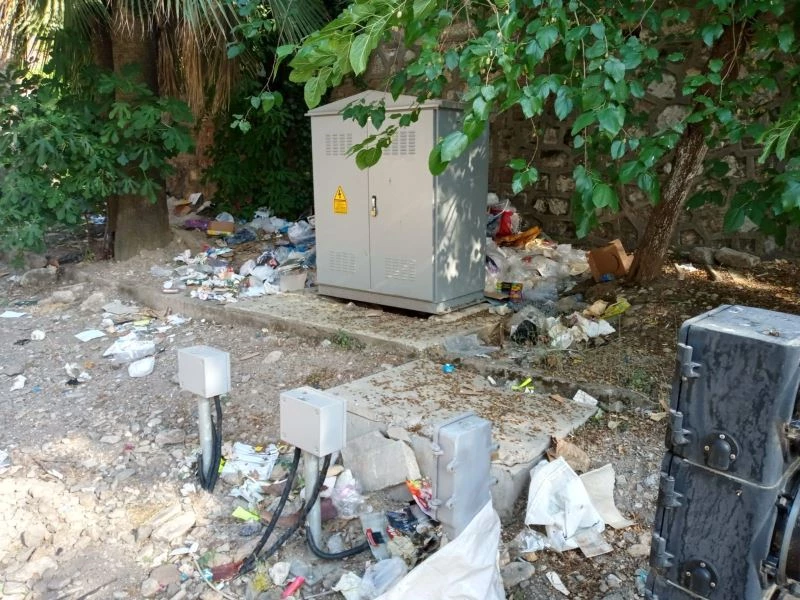 Tarihi gar, duyarsız vatandaşların kurbanı oldu
