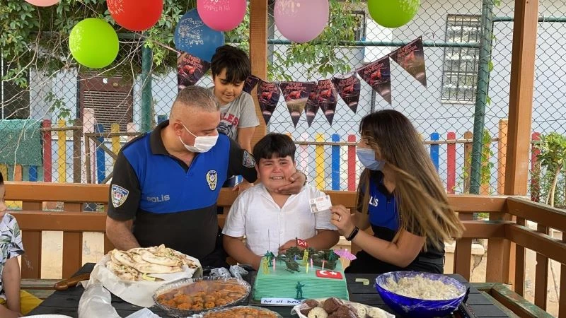 Doğum gününde babasının polis sürprizi çocuğu ağlattı
