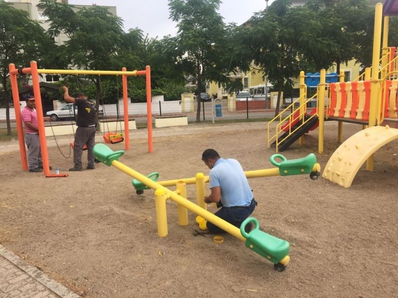 Kemer’de park ve bahçelere bakım çalışması
