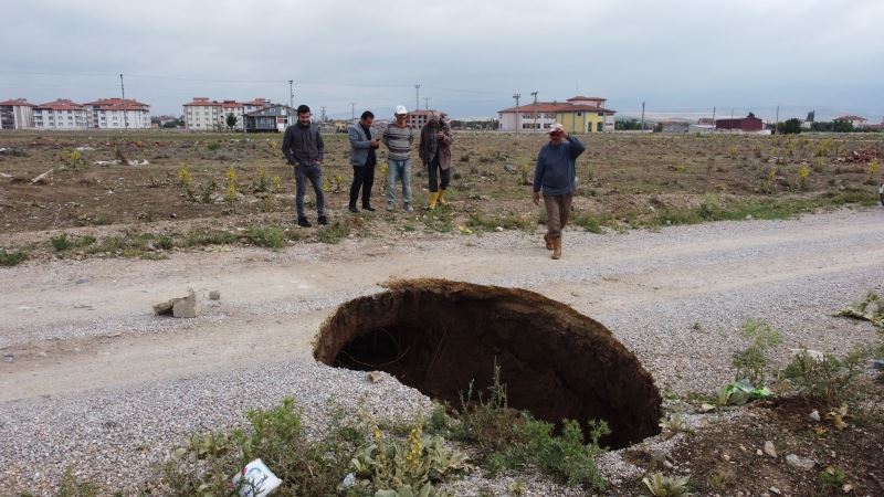 Yol ortasında oluşan 2,5 metre yarı çapındaki göçük korkuttu
