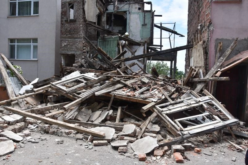 Tarihi bina ayakta duramadı
