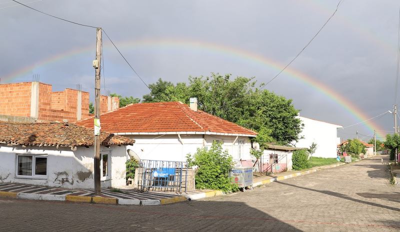 Hayrabolu’da yağmur sonrası çıkan gökkuşağı büyüledi
