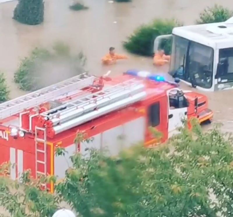 Kırım Valisi sel basan sokakları botla gezdi, ekipler 