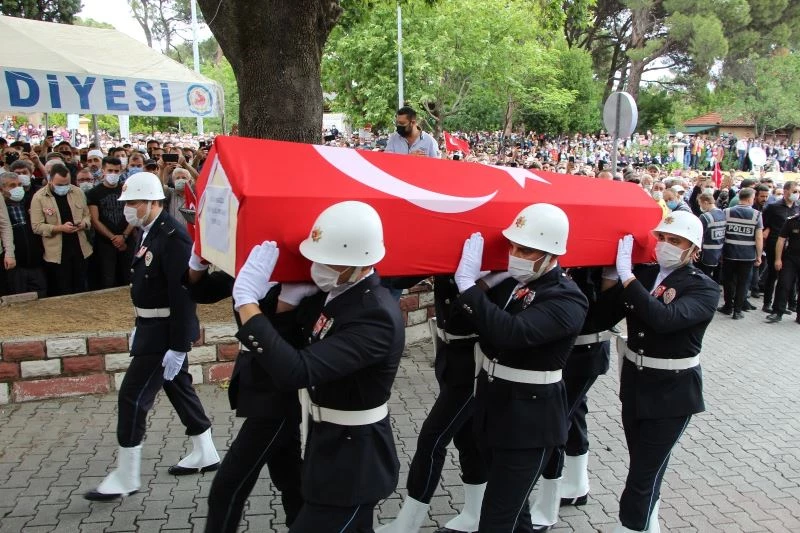 Kaçakçılarla girdiği çatışmada şehit olan polisi binlerce hemşehrisi uğurladı
